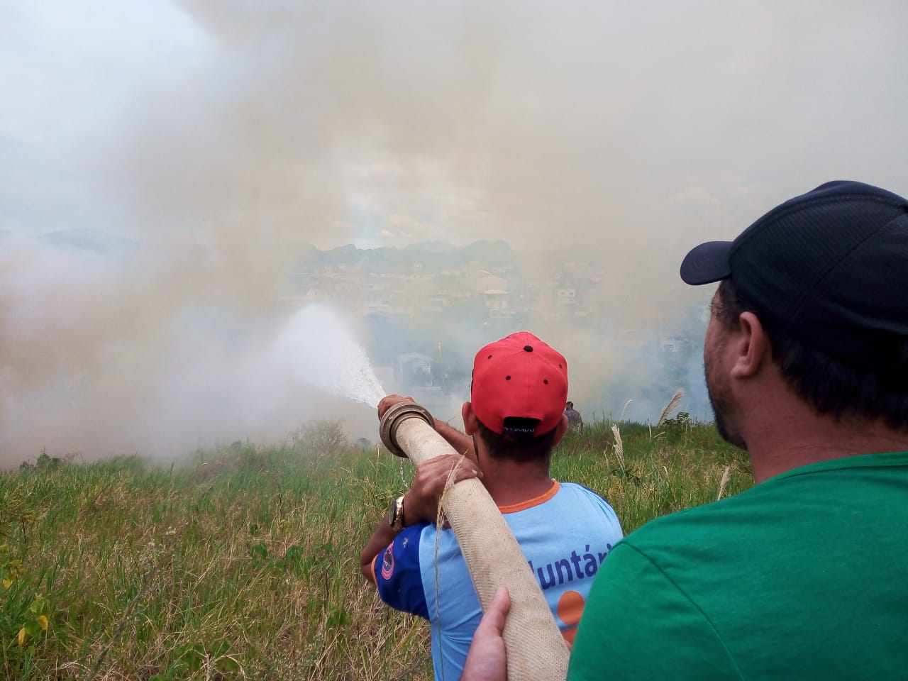 Defesa Civil combate incêndio em Fundão e faz alerta sobre queimadas no período de estiagem