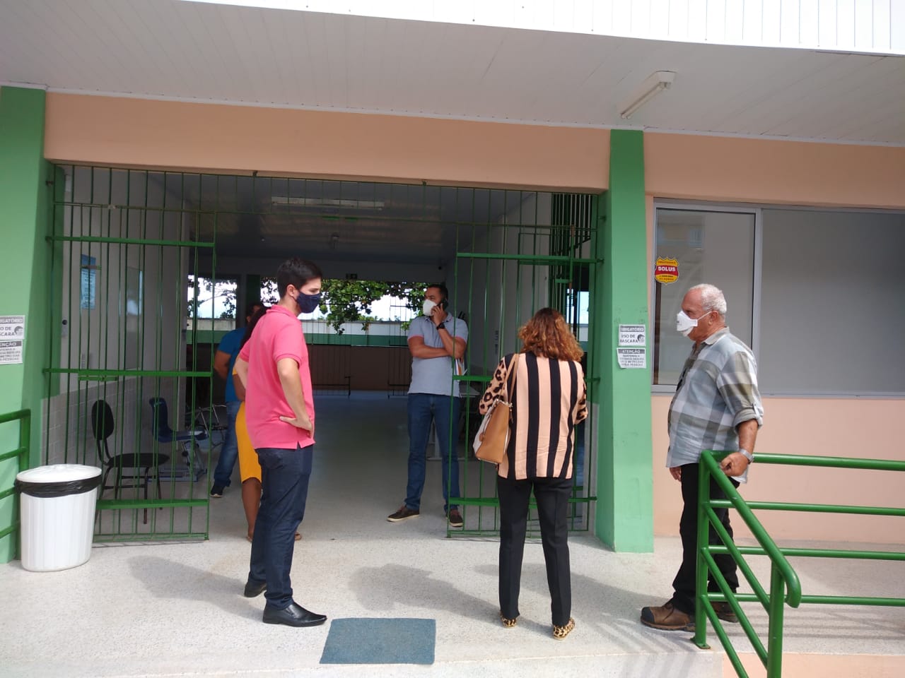 Equipe da Prefeitura de Fundão visita escolas e unidade de saúde em Praia Grande