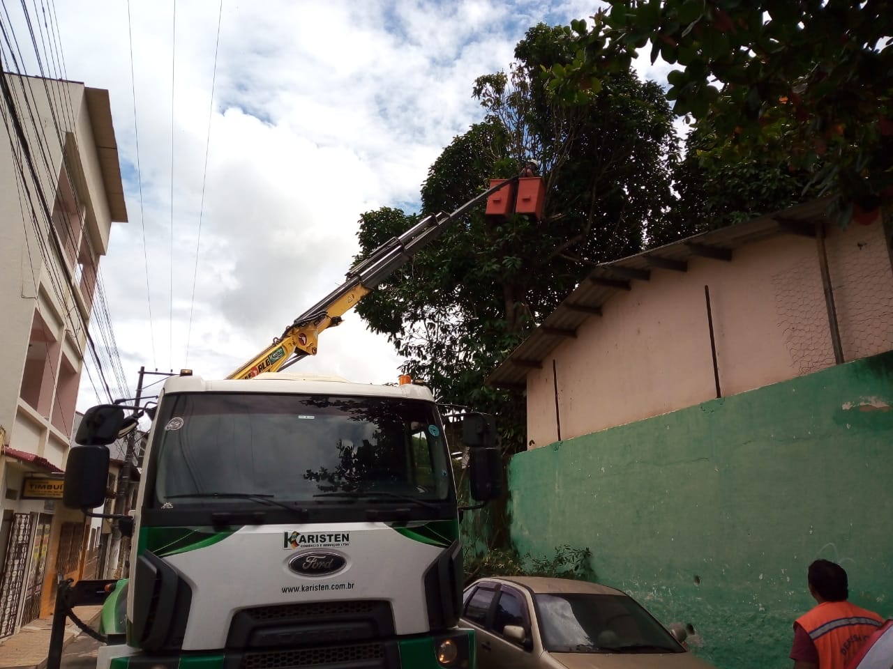 Defesa Civil realiza poda de árvores em escola da rede pública municipal
