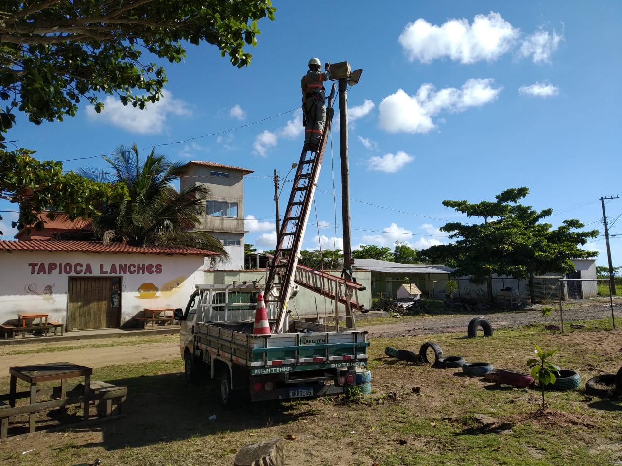 Semob realiza manutenção na rede elétrica no distrito de Praia Grande