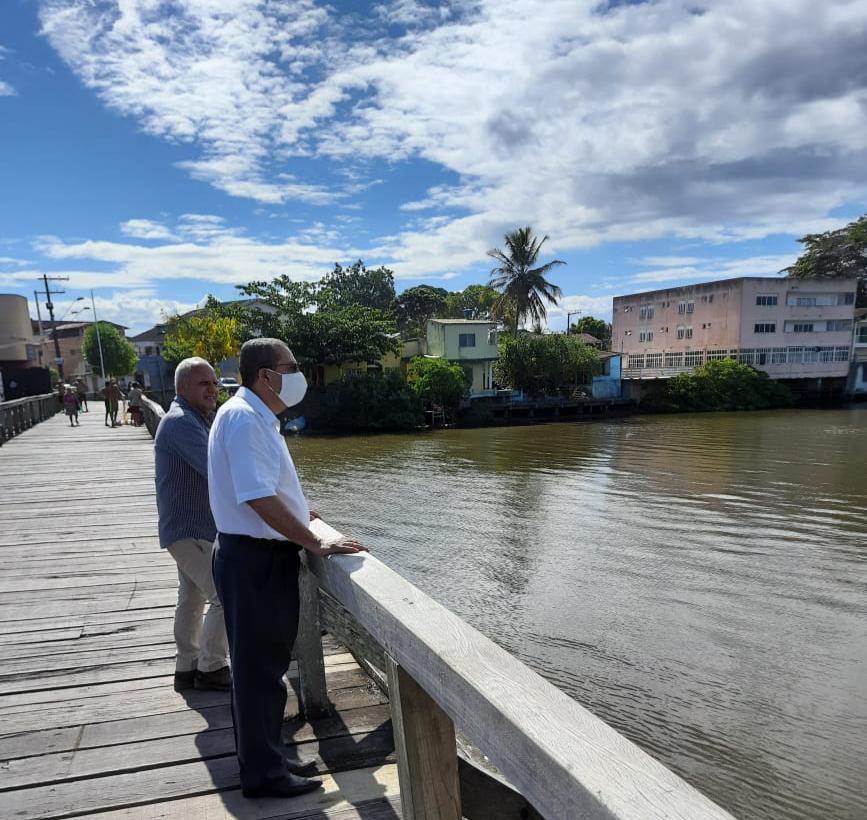 Prefeito Gil e seu vice Murilo visitam ponte histórica que liga Praia Grande a Nova Almeida