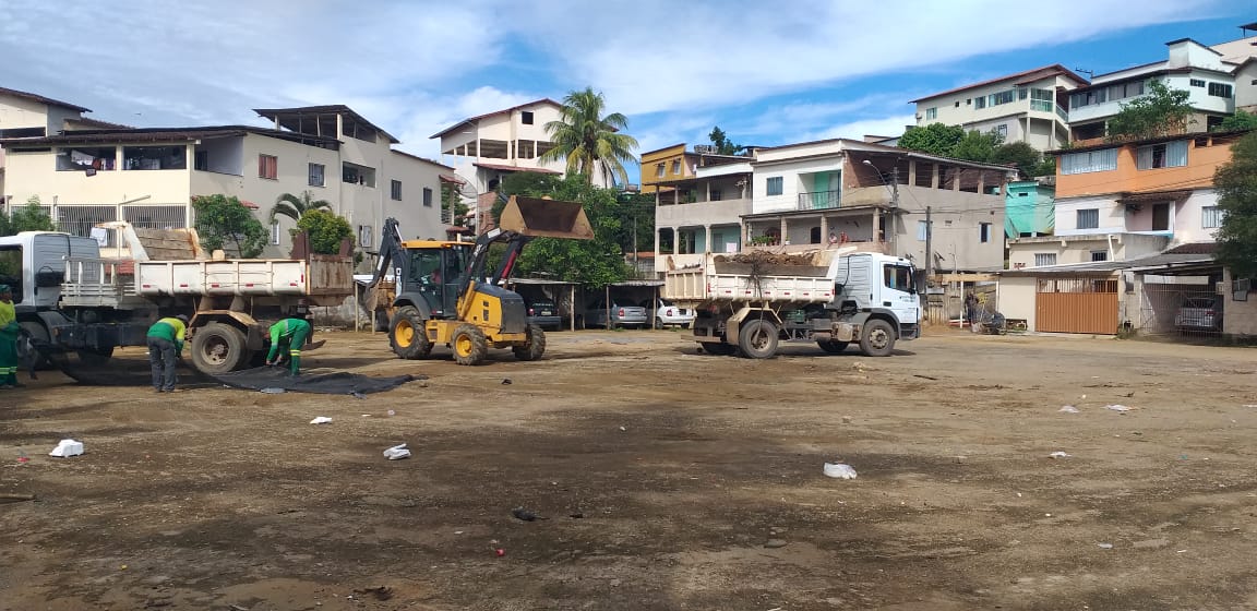 Setrans realiza limpeza de entulhos em bairros da sede do município