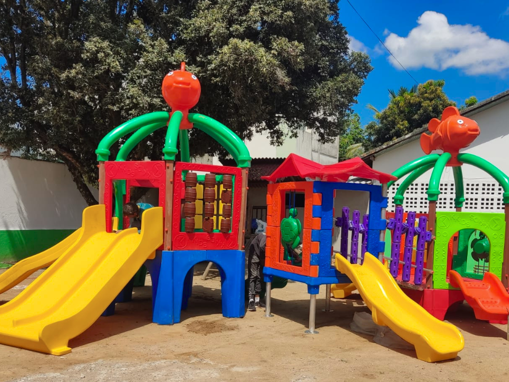 Prefeitura de Fundão investe em novos parquinhos para escolas municipais